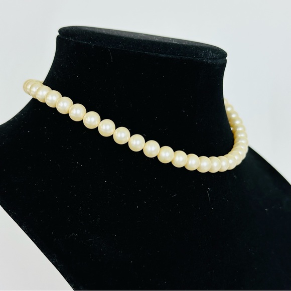 CROWN TRIFARI Vintage Mid-Century Faux Pearl Choker Necklace Silver Tone Clasp - Picture 3 of 12